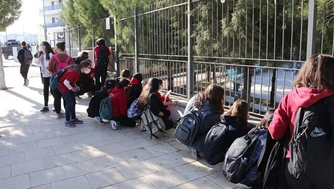 Denizli'de bir öğretmen okulda ölü bulundu