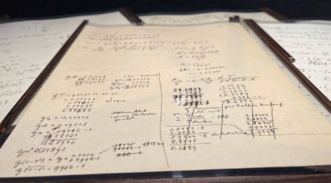 Einstein'ın defteri 13 milyon dolara satıldı