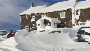 61 kişi kar altında kalan pubda üç gündür mahsur