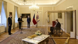 Plastik kabinin içinde ülkenin "başbakanını" atadı