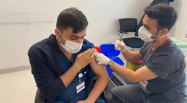 Sağlık çalışanları 4. doz aşılarını olmaya başladı