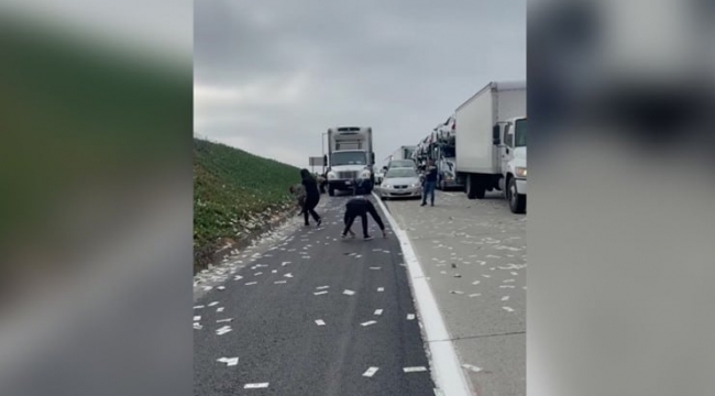 Zırhlı aracın kapısı açıldı, dolarlar saçıldı