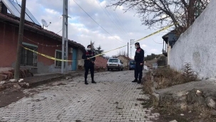 1 aylık bebeğini sobada yakıp öldürdü