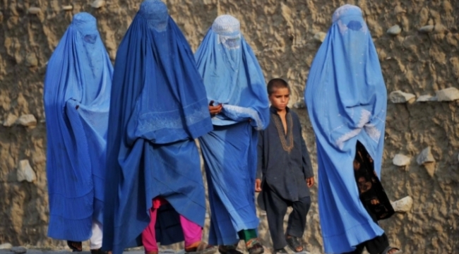 Afganistan'da kadınlara "erkeksiz" seyahat yasağı