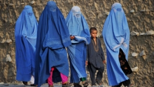 Afganistan'da kadınlara "erkeksiz" seyahat yasağı