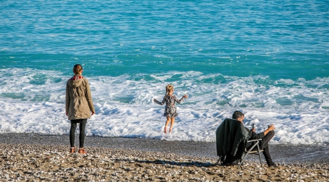 Antalya'da zirvede kar, sahilde deniz keyfi
