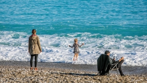 Antalya'da zirvede kar, sahilde deniz keyfi