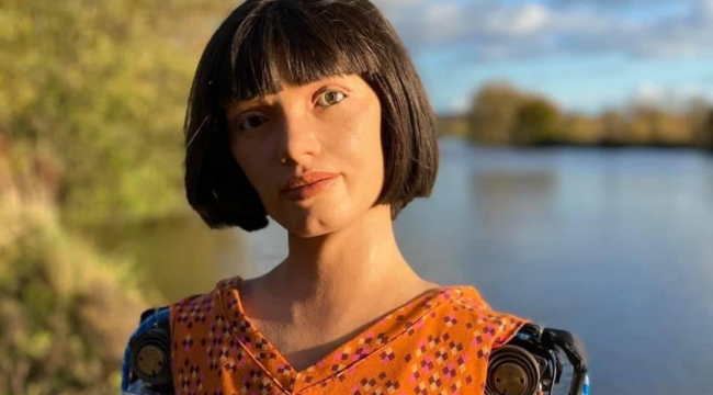 İlk ressam robot şimdi de şiir yazdı