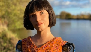 İlk ressam robot şimdi de şiir yazdı