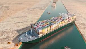 Karaya oturan yük gemisi aylar sonra kanalı geçti