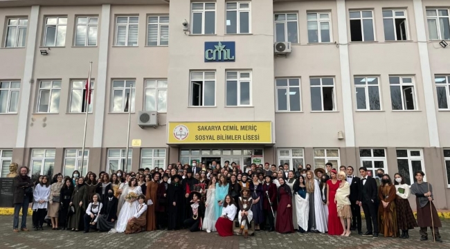 Liselilerden kostümlü "Roman kahramanları günü" 