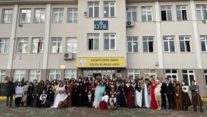 Liselilerden kostümlü "Roman kahramanları günü" 