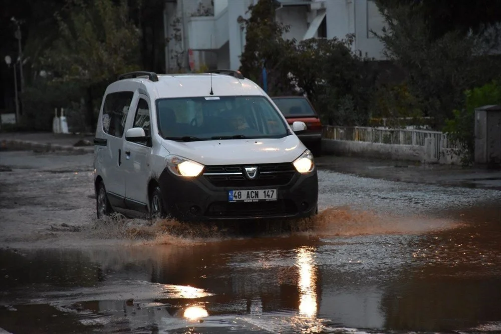 Marmaris'te sağanaktan dereler taştı