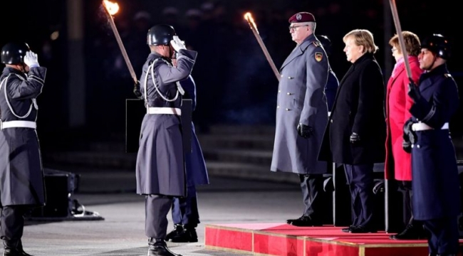 Merkel, askeri törenle göreve veda etti