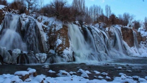 Muradiye şelalesinde kış güzellikleri