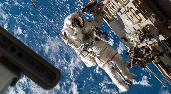 NASA astronotlarının uzay yürüyüşüne çöp engeli
