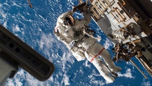 NASA astronotlarının uzay yürüyüşüne çöp engeli