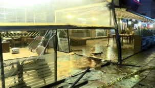 Önce kaldırıma çıktı ardından restorana girdi