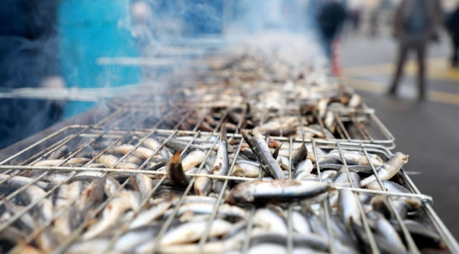 Rize'de 2,5 ton hamsi festivalde 2 saatte bitti