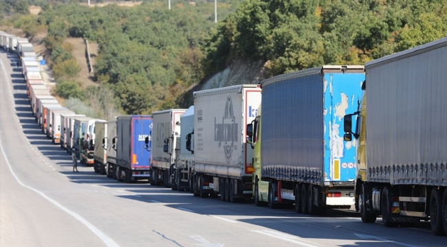 Sınırda 32 kilometrelik tır kuyruğu