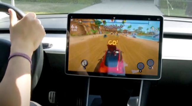 Tesla'da seyir halinde oyun oynanamayacak