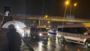 Yağmur, İstanbul trafiğini kilitledi