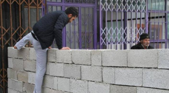 Arazisinden geçen yolu duvarla kapattı