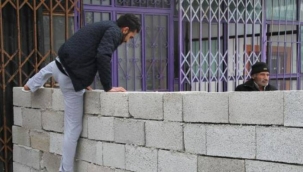 Arazisinden geçen yolu duvarla kapattı