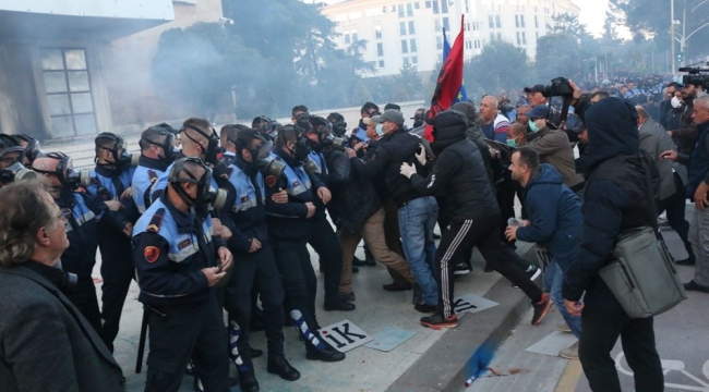 Arnavutluk'ta protestoculara sert müdahale