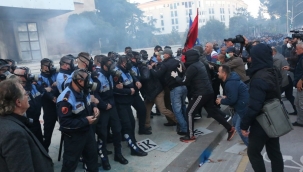 Arnavutluk'ta protestoculara sert müdahale