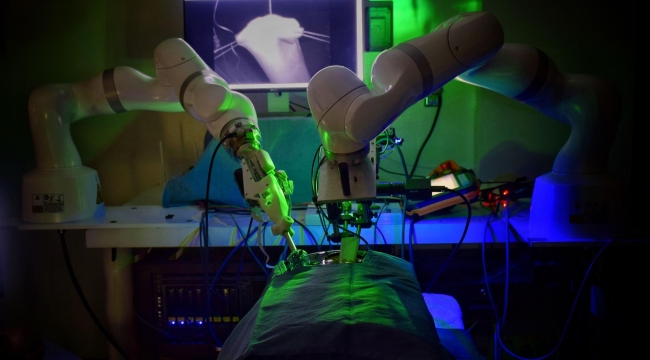 Bir robot ilk defa yumuşak doku ameliyatı yaptı