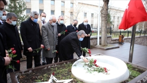 Destici, Yazıcıoğlu'nun mezarına 29 tane gül bıraktı