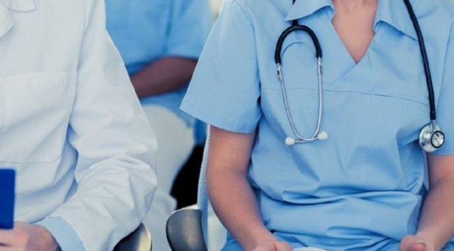Dört hasta yakını, hamile bir hemşireyi tekmeledi