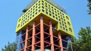 "Dünyanın en saçma binası"nın yıkımı başladı