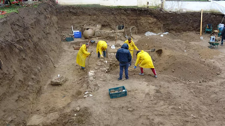 Edremit'te inşaatın temelinde nekropol bulundu