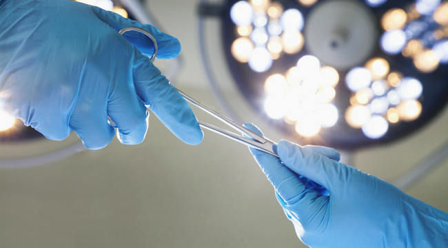 Fıtık için hastaneye giden adam rahmini aldırdı