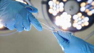 Fıtık için hastaneye giden adam rahmini aldırdı