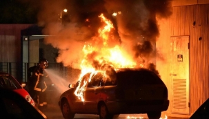 Fransa'da yılbaşı gecesi 945 araç ateşe verildi