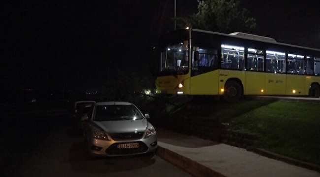 İETT otobüsü kaldırıma takıldı, kaldı