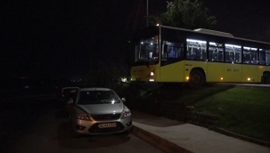 İETT otobüsü kaldırıma takıldı, kaldı