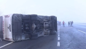 İstanbul'da polisleri taşıyan minibüs devrildi