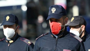 İtalyan polisinden "Pembe maske takmayız" isyanı