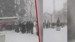 Kar altında ucuz ekmek kuyruğu