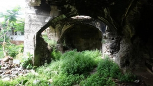 İzmit'teki tarihi yapı, apartmanların arasında