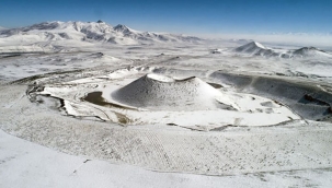 Gün geçtikçe kuruyan Meke Gölü'ne kar taşınıyor