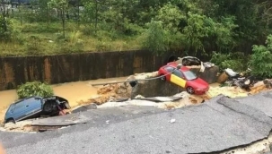 Malezya'da heyelan sonucu yol çöktü