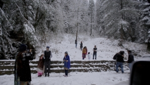 Pakistan'da 21 kişi araçlarında donarak öldü