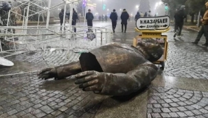 Protestocular Nazarbayev'in heykelini devirdi