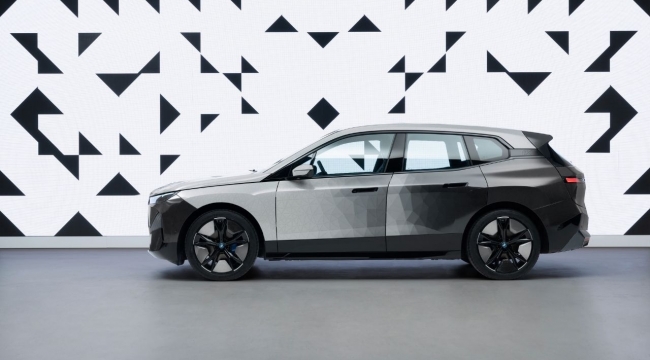 Renk değiştiren araba BMW iX Flow 