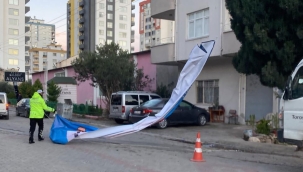 Rüzgarda uçan taş başına düştü, hayatını kaybetti